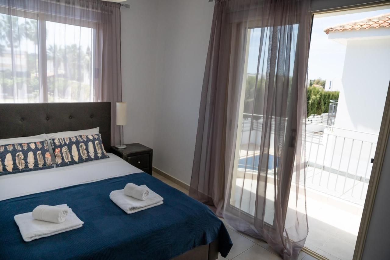 Palm Villa Ekaterina 4 Bdrm Paralimni Exterior photo