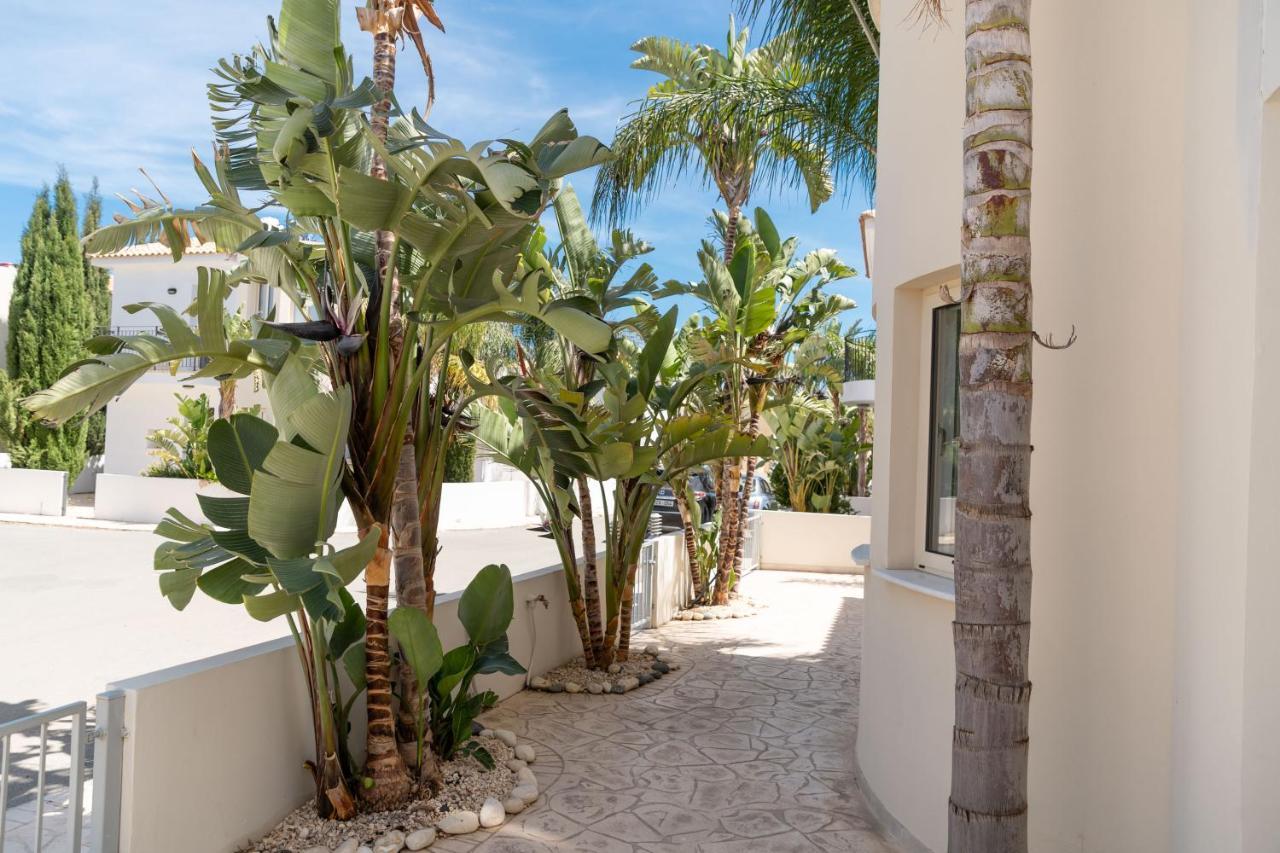 Palm Villa Ekaterina 4 Bdrm Paralimni Exterior photo